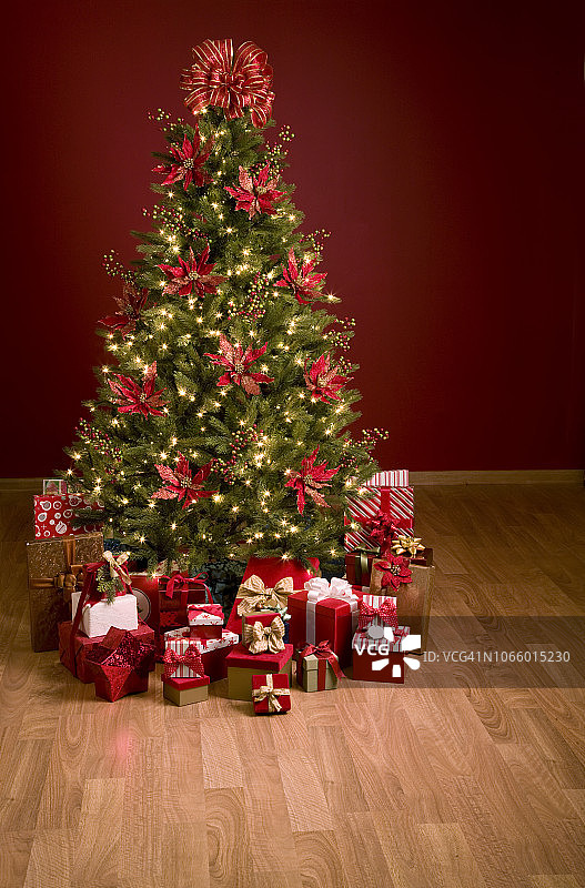 圣诞树孤立在红色背景图片素材