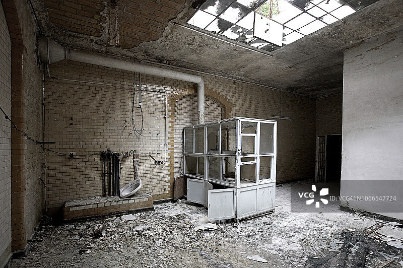 一个废弃医院的旧实验室图片素材