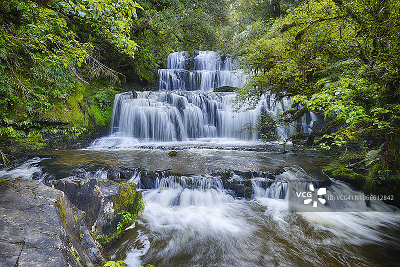 著名的普拉卡奈伊瀑布在卡特林的南部风景路线。普拉科努伊河、普拉科努伊瀑布、卡特林、奥塔哥、南岛、新西兰、大洋洲。图片素材