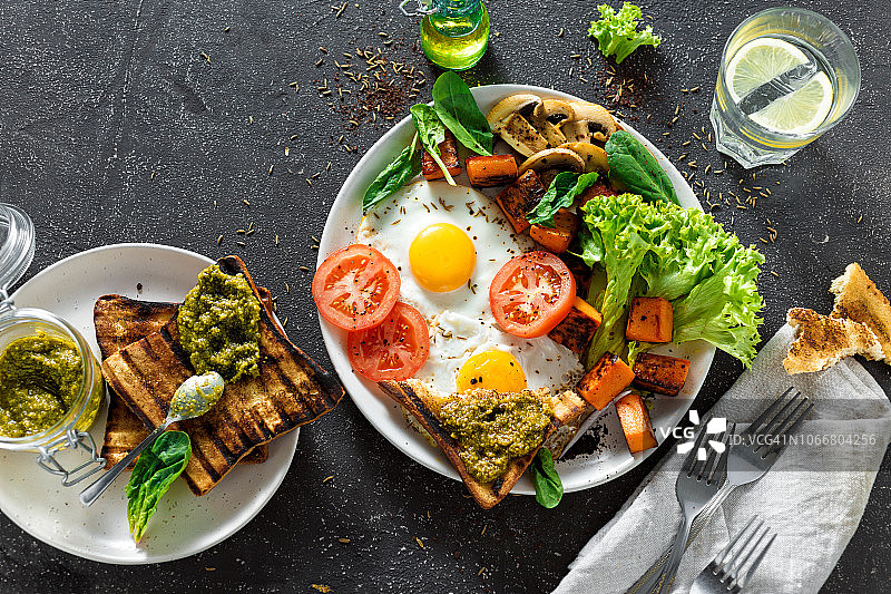 健康早餐桌早餐桌煎蛋蔬菜蘑菇吐司背景俯视图图片素材
