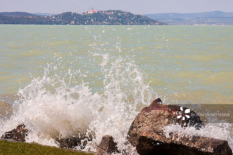 通过芦苇在湖上放松，在巴拉顿湖，风景，匈牙利图片素材