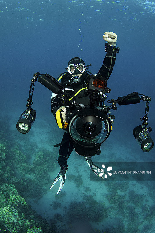 戴水肺的潜水员摄影师图片素材