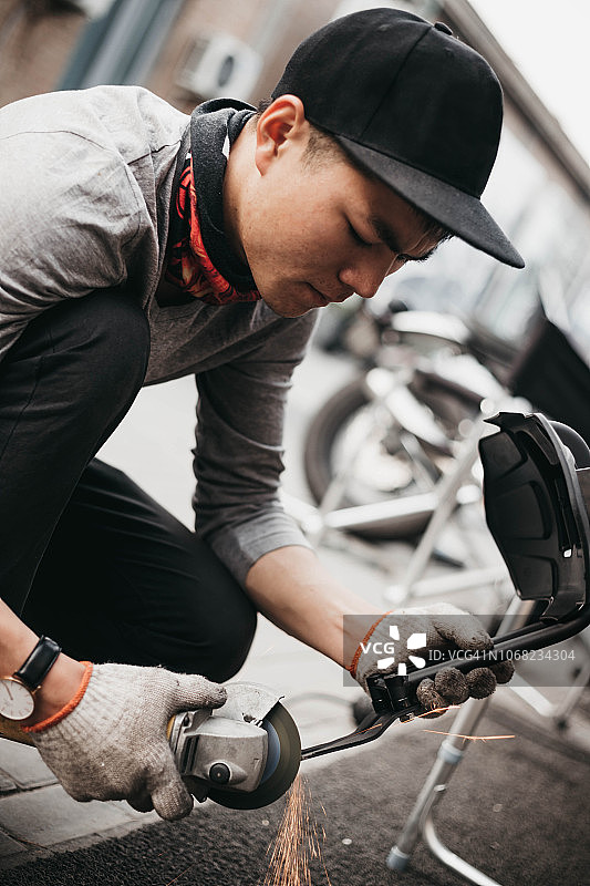 在中国修理摩托车的汽车修理工图片素材