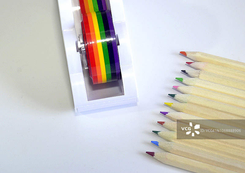 彩虹色的胶带和蜡笔图片素材