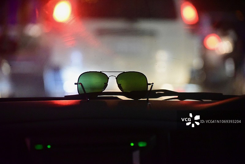 孤立的太阳眼镜放在汽车仪表盘的顶部图片素材