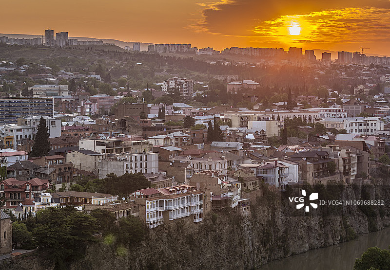 格鲁吉亚第比利斯，高角度城市天际线，日出图片素材