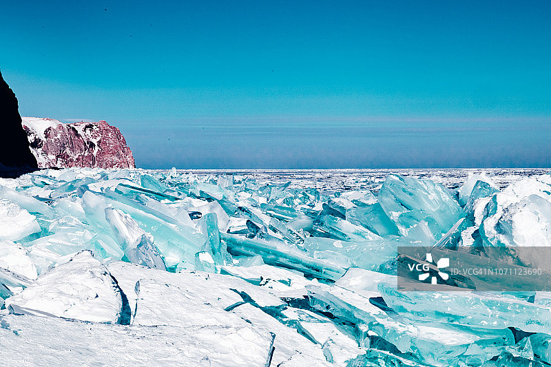 融化的冰裂缝。北极冬季的背景。图片素材