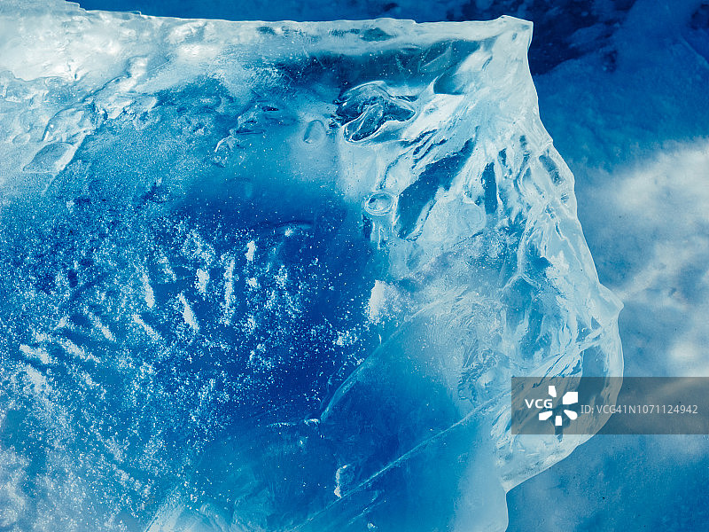 大块大块的冰在阳光下闪闪发光。北极冬季的背景。图片素材