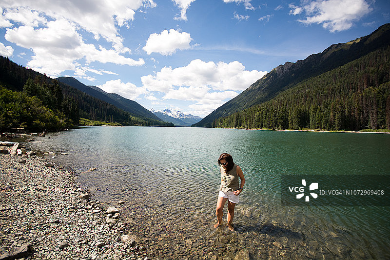 加拿大下乔佛尔湖的快乐女人。图片素材