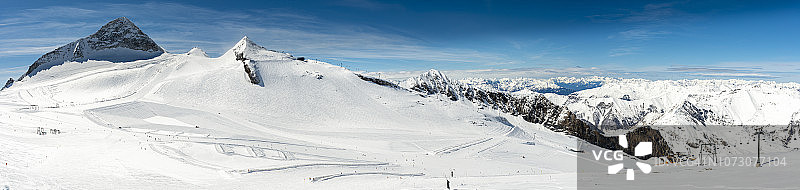 滑雪斜坡在腹地齐勒塔尔在奥地利-全景图片素材