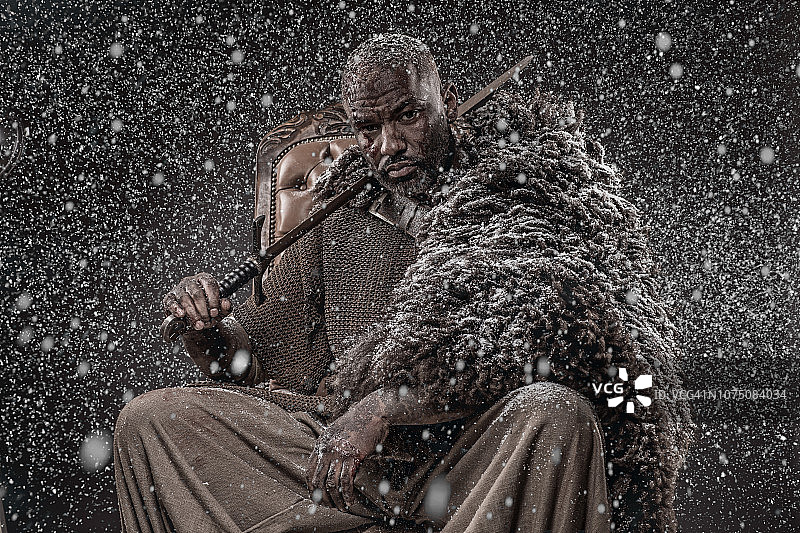 维京启发了暴风雪中的黑色战士图片素材