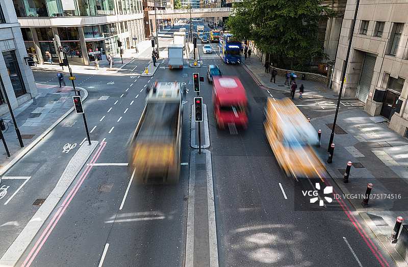 高角度的交通在繁忙的城市街道图片素材