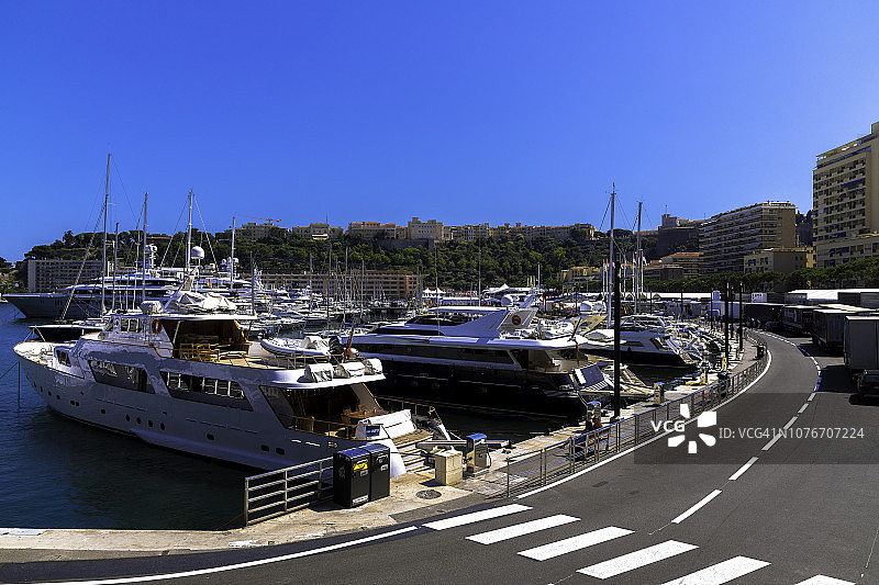 游艇停泊在摩纳哥的赫尔克里港。图片素材