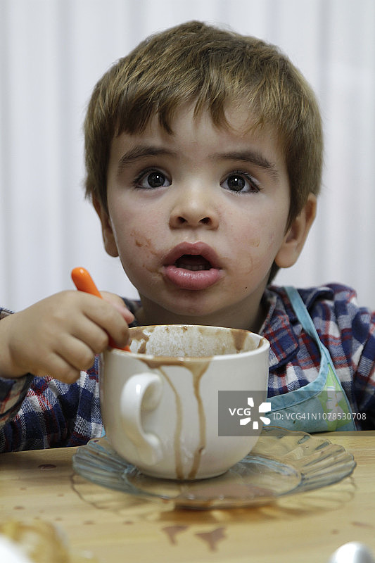 小男孩喝着热巧克力图片素材