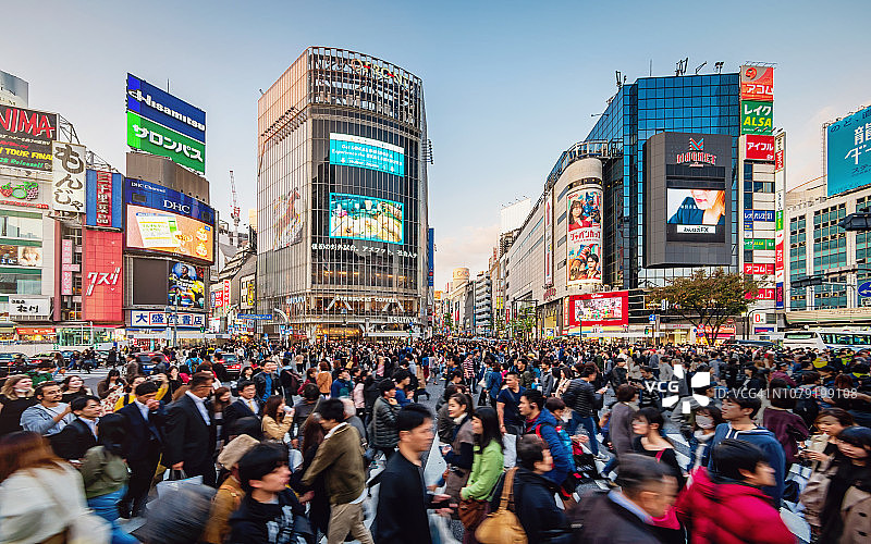 繁忙拥挤的东京涩谷十字路口图片素材