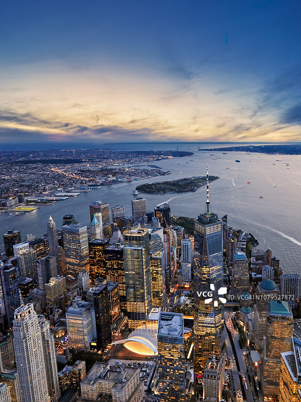 鸟瞰曼哈顿岛和海港在黄昏，纽约市，纽约州，美国图片素材