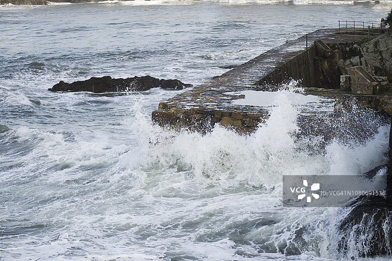 巨大的波浪溅过海滨长廊图片素材