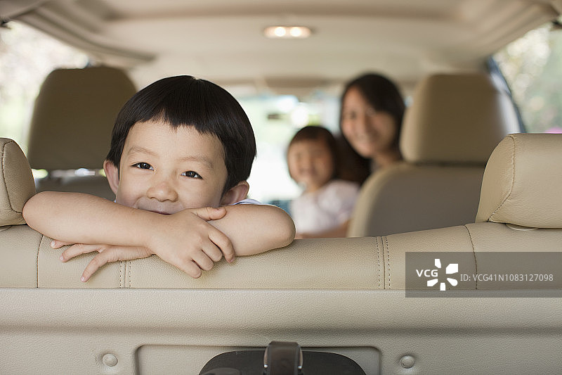 中国小孩坐在汽车后座上图片素材