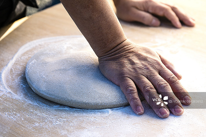 由专业工匠制作的日本荞麦面。荞麦粉加水，用拉面棒把面团拉直，用菜刀切成小块。图片素材