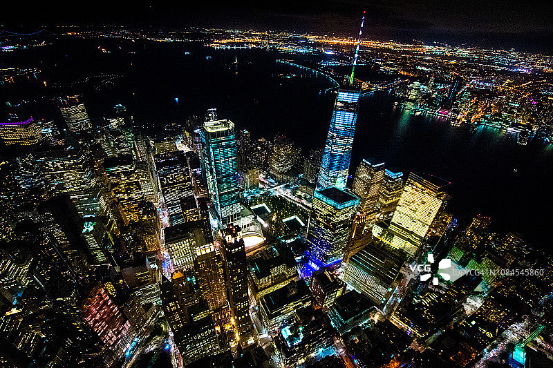美国纽约，曼哈顿下城9/11纪念馆附近的世贸中心一号大楼图片素材