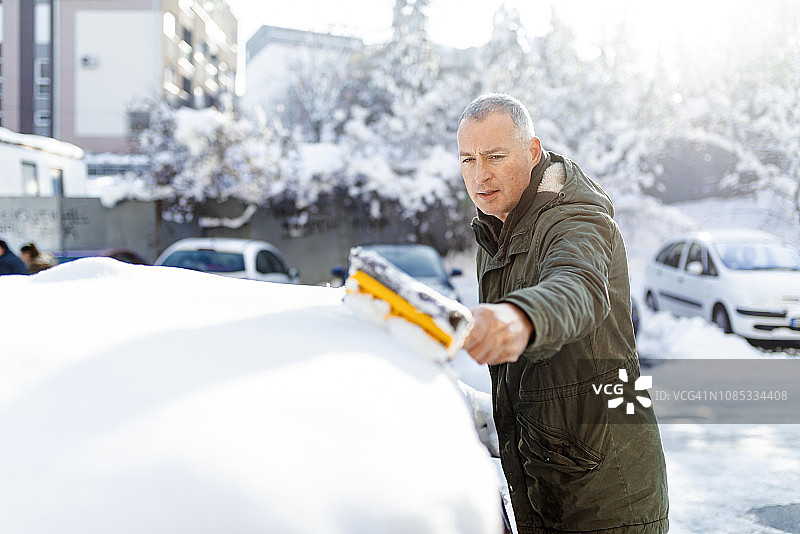 司机在下雪后清洗他的汽车图片素材
