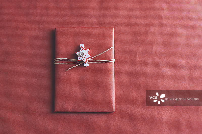 包装的圣诞礼物在一个匹配的红色背景图片素材