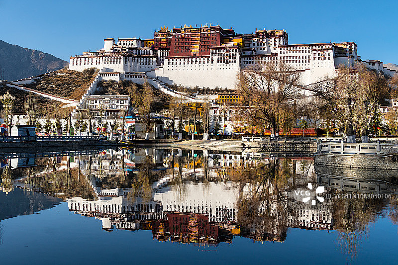 布达拉宫在一个阳光明媚的冬天，在西藏的主要城市拉萨图片素材