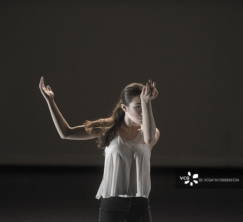 艺术舞蹈由俄勒冈州波特兰市的一名年轻女子表演图片素材