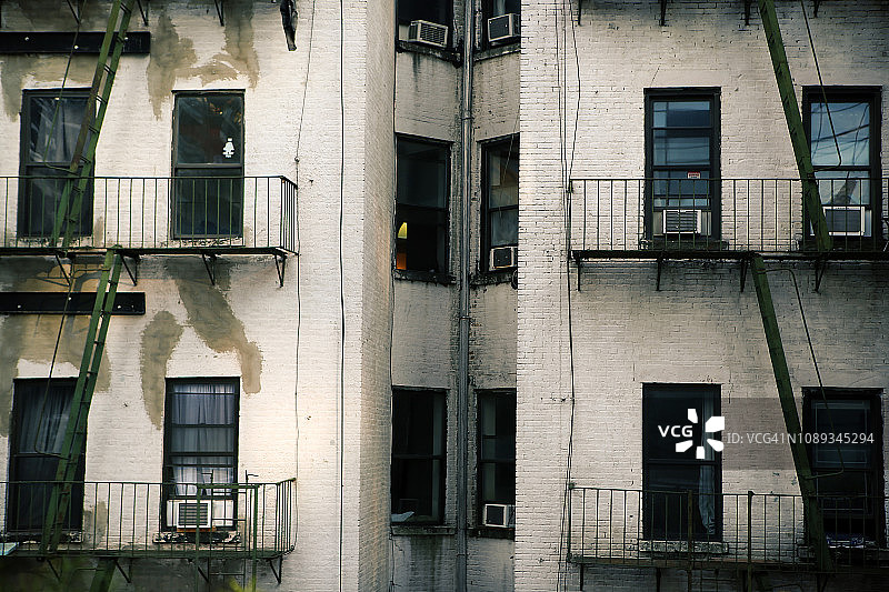 位于纽约市曼哈顿下东区的公寓的后立面图片素材