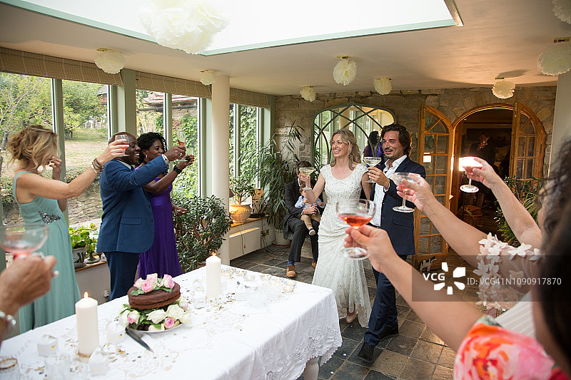 婚礼宾客在婚宴上向新婚夫妇敬酒图片素材