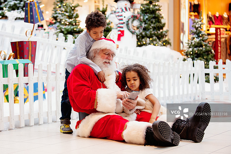 购物与家人和圣诞老人在购物中心图片素材