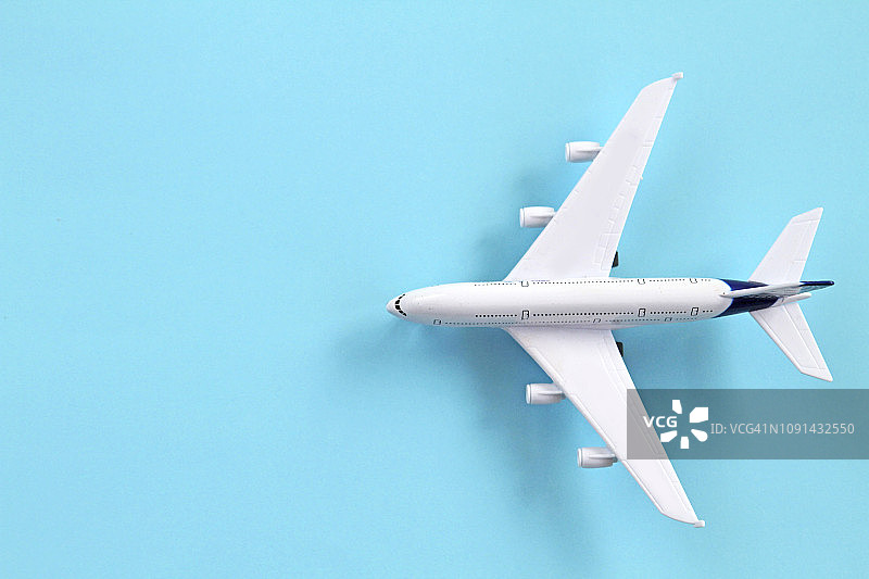 蓝色背景上的玩具飞机图片素材