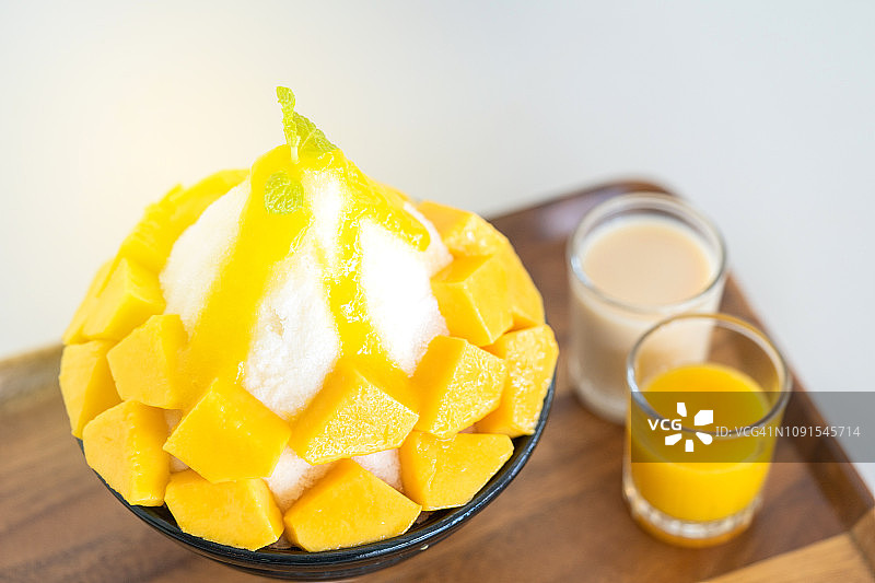 韩式牛奶刨冰加新鲜芒果。芒果bingsu图片素材