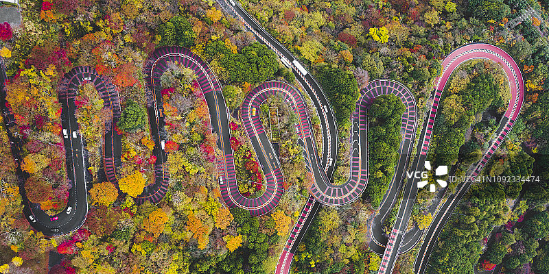 秋天蜿蜒的山路，日本图片素材