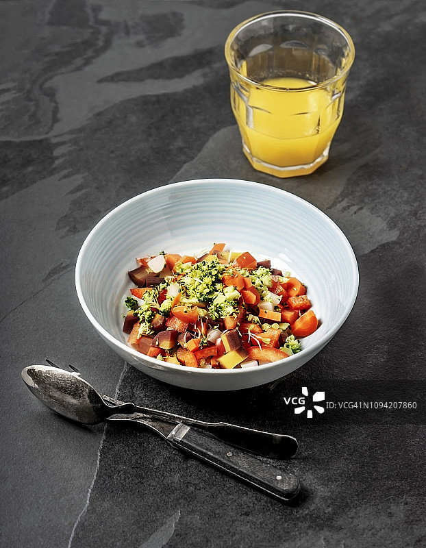 新鲜的花椰菜，胡萝卜和红甜椒沙拉图片素材