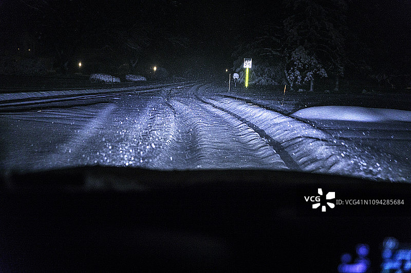 夜路十字路口的深雪战壕图片素材