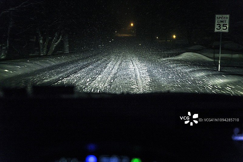冬季暴风雪之夜在危险的深雪中行驶图片素材