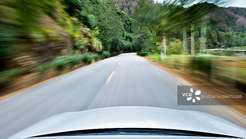在乡村公路上快速行驶图片素材