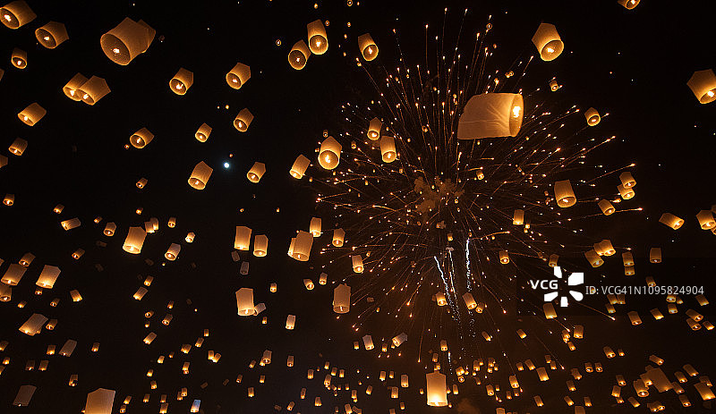 泰国清迈彝蓬节上美丽的灯笼和烟火图片素材