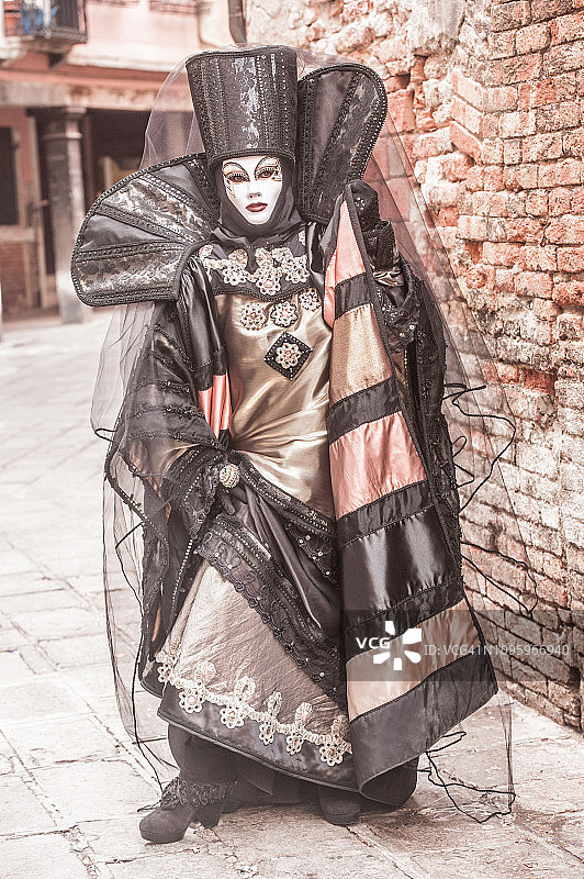 古怪专业的泰勒威尼斯服装在威尼斯狂欢节图片素材