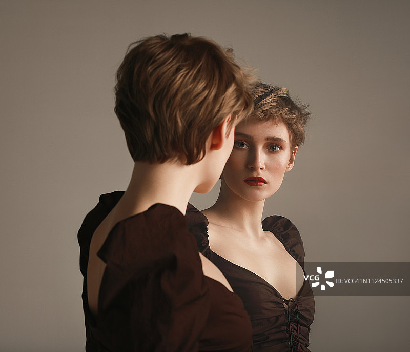 年轻女子和她的镜子图片素材
