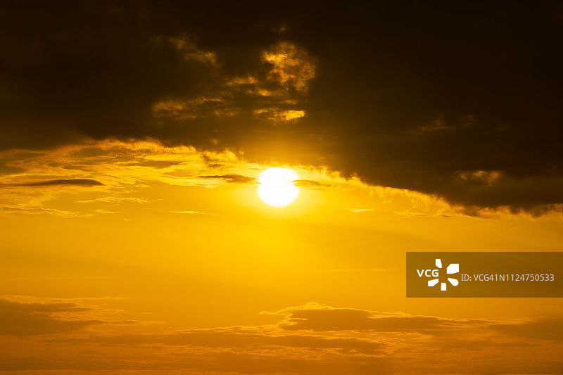 金色的天空和云彩与太阳的自然背景日出或日落的景象全景图片素材
