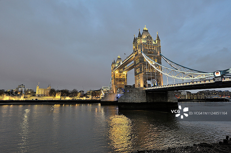 夜光塔桥，伦敦，英国图片素材