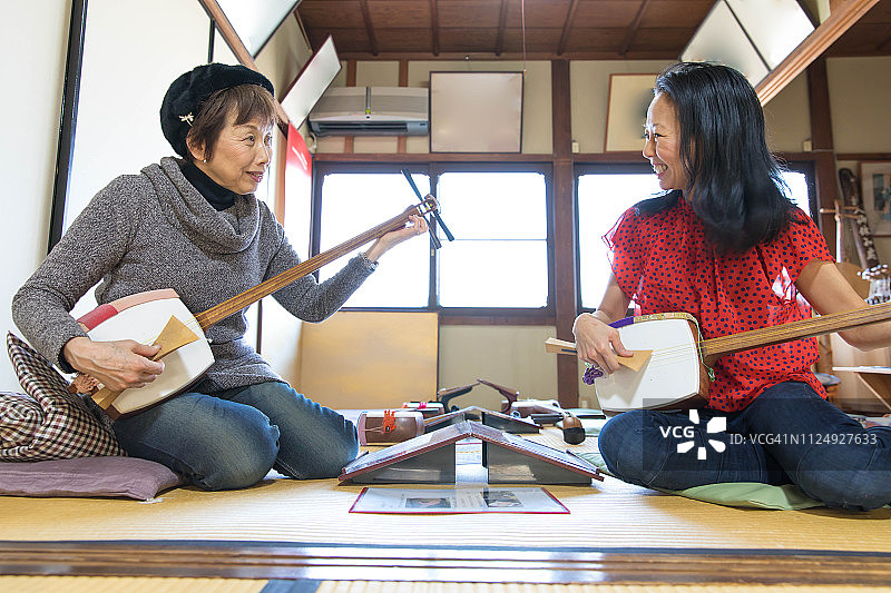两个女人练习三味线图片素材