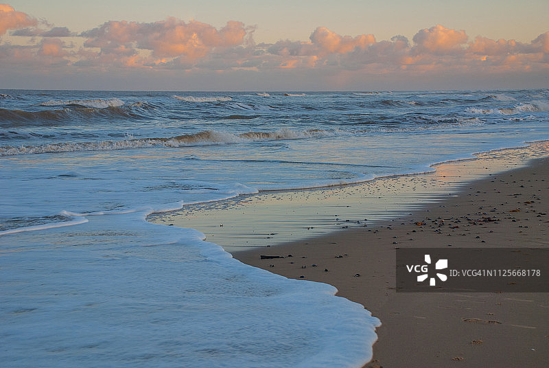 海边沙滩上的日落图片素材