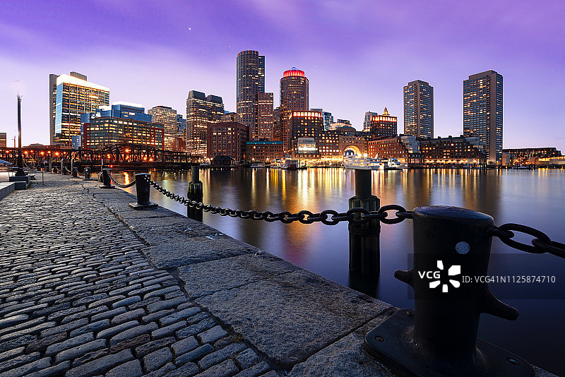波士顿天际线与金融区和波士顿港黄昏图片素材