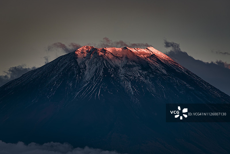 日落时分富士山变红图片素材