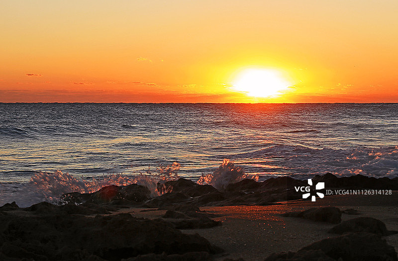 日出在大西洋与海滩和安娜斯塔西娅岩石在前景图片素材