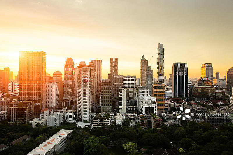 鸟瞰图曼谷现代办公大楼，公寓，居住在曼谷市区，日落风景，曼谷是东南亚人口最多的城市。泰国曼谷图片素材