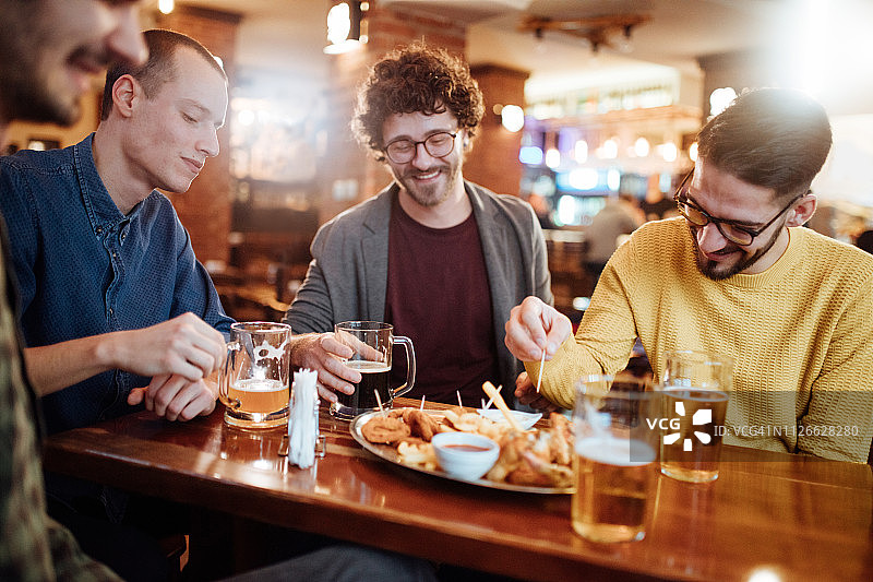 一小群男人在喝酒图片素材